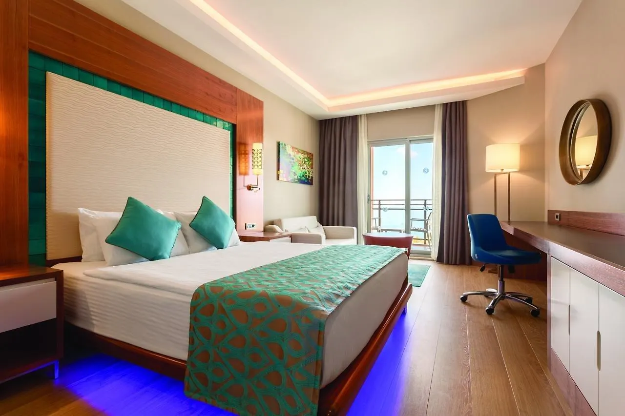 Ramada Hotel & Suites By Wyndham Kuşadası